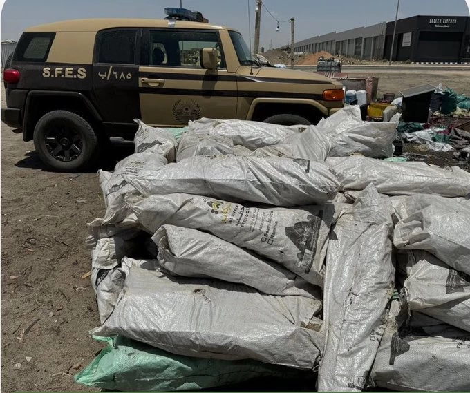 ضبط مخالفاً لنظام البيئة لتخزينه وبيعه فحمًا محليًا في منطقة عسير