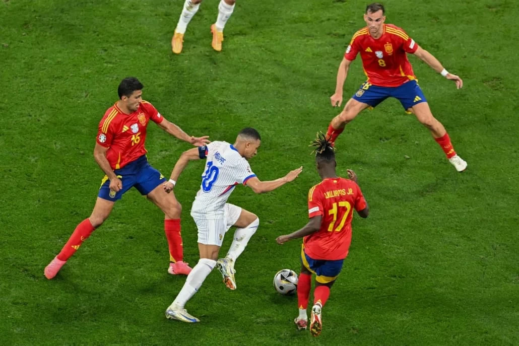 الماتادور الإسباني يلحق فرنسا بألمانيا ويتأهل لنهائي اليورو