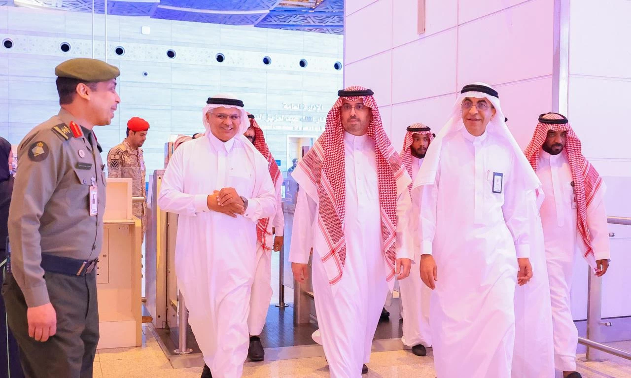مُحَافظَ  جُدَّة يَتَفقَّد مطار الملك عبدالعزيز الدولي