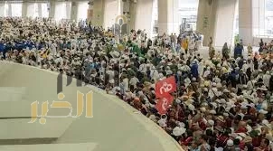 حجاج بيت الله الحرام يرمون الجمرات الثلاث في أول أيام التشريق