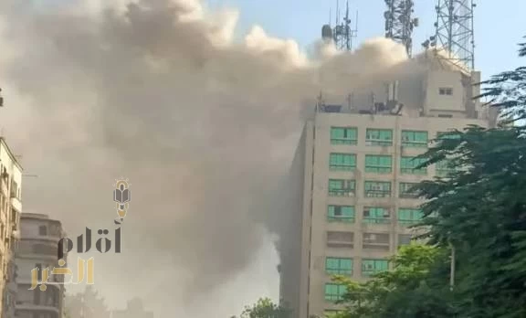 اندلاع حريق أعلى مبنى سنترال مركزي وسط القاهرة