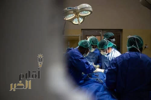 تدخل جراحي سريع يعالج كسرًا حول مفصل صناعي ويتيح لحاجة تركية استكمال مناسك الحج