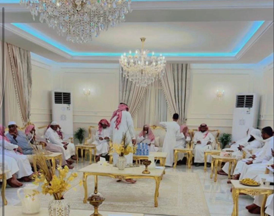 شيخ قرية النجامية يعقد اجتماع مجلس القرية مع الأعيان