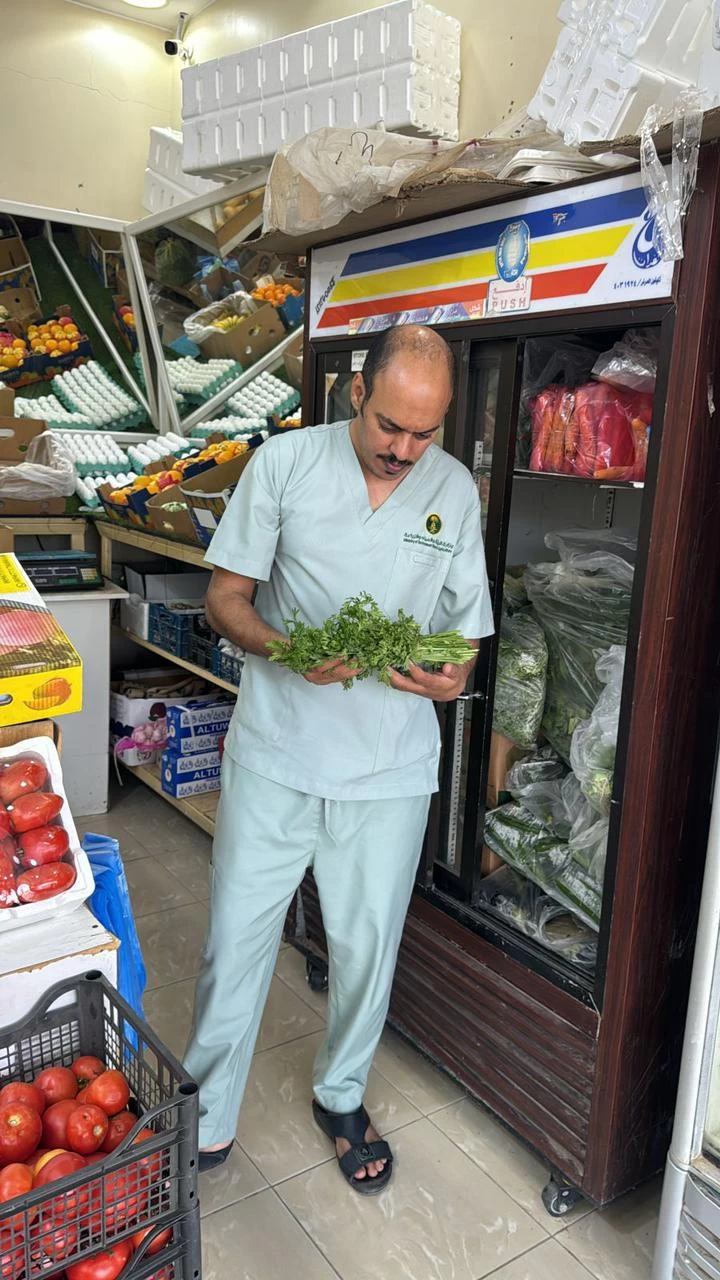 بيئة حفر الباطن  أتلاف كمية من الخضروات والفواكه الفاسدة بسوق الخضار