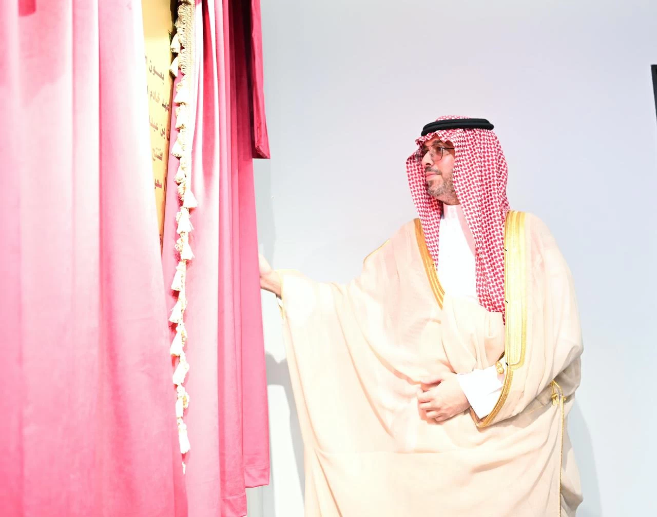 مُحَافظَ جدة يُدشّن مشروع مبنى السلامة والصحة المهنيّة بجامعة الملك عبدالعزيز
