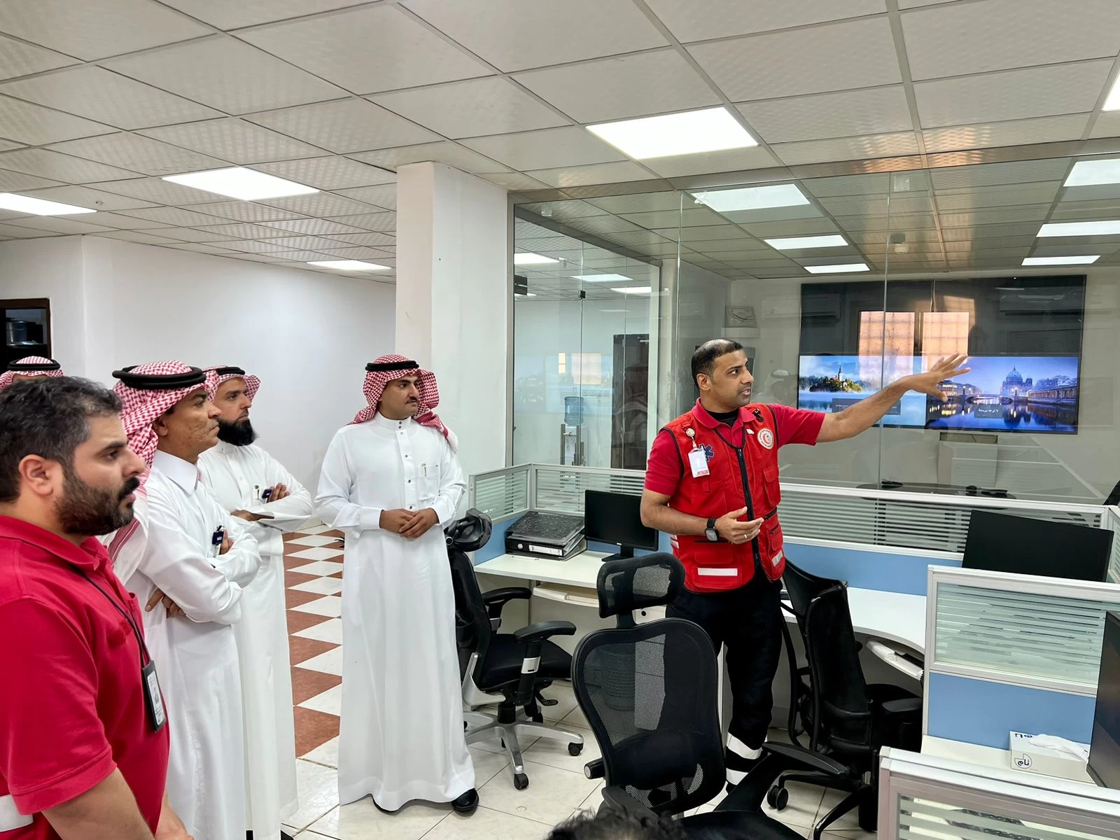 مدير الهلال الأحمر بالجوف يستقبل مدير شركة الاتصالات السعودية بالمنطقة