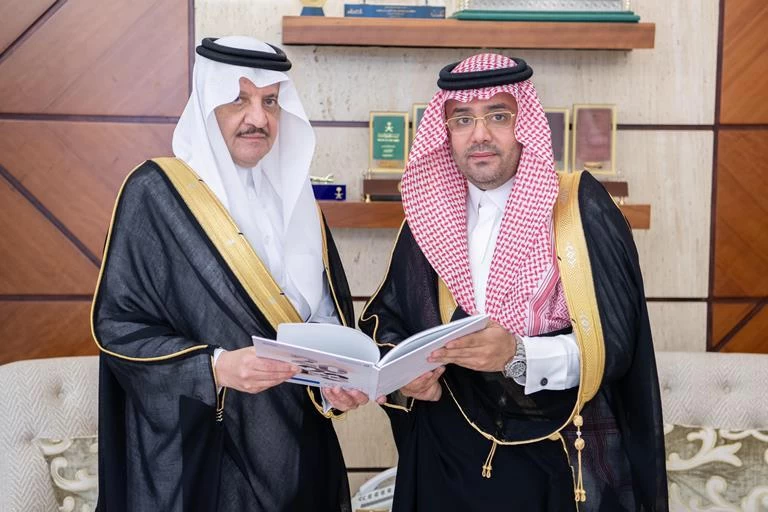 أمير الشرقية يستقبل المدير الإقليمي لبنك التنمية الاجتماعية في المنطقة