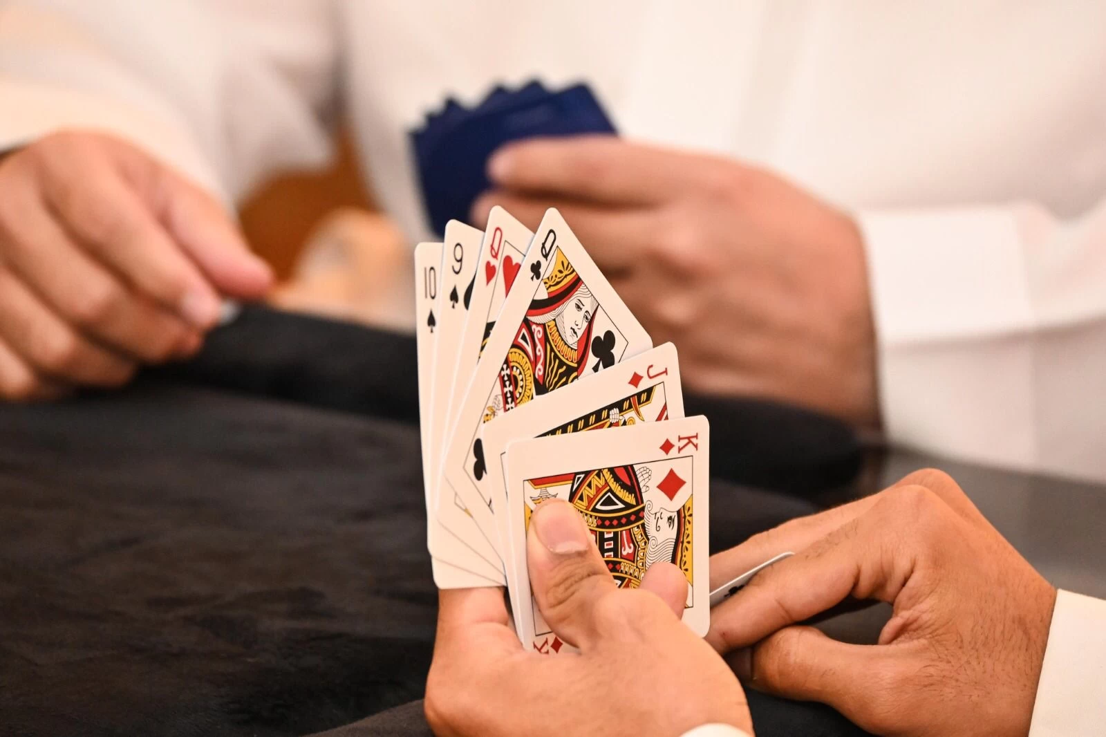 بلدية الظهران بالتعاون مع فرع وزارة الرياضة تقيم بطولة البلوت في شاطئ نصف القمر