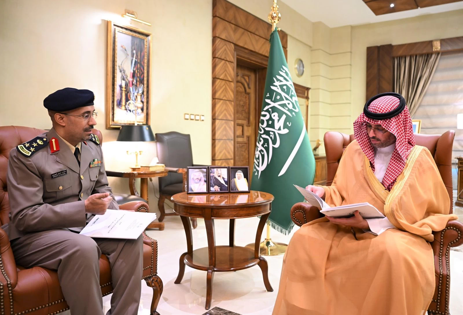 الأمير سعود بن جلوي يتسلّم التقرير السنوي للإدارة العامة للدفاع المدني بجدة