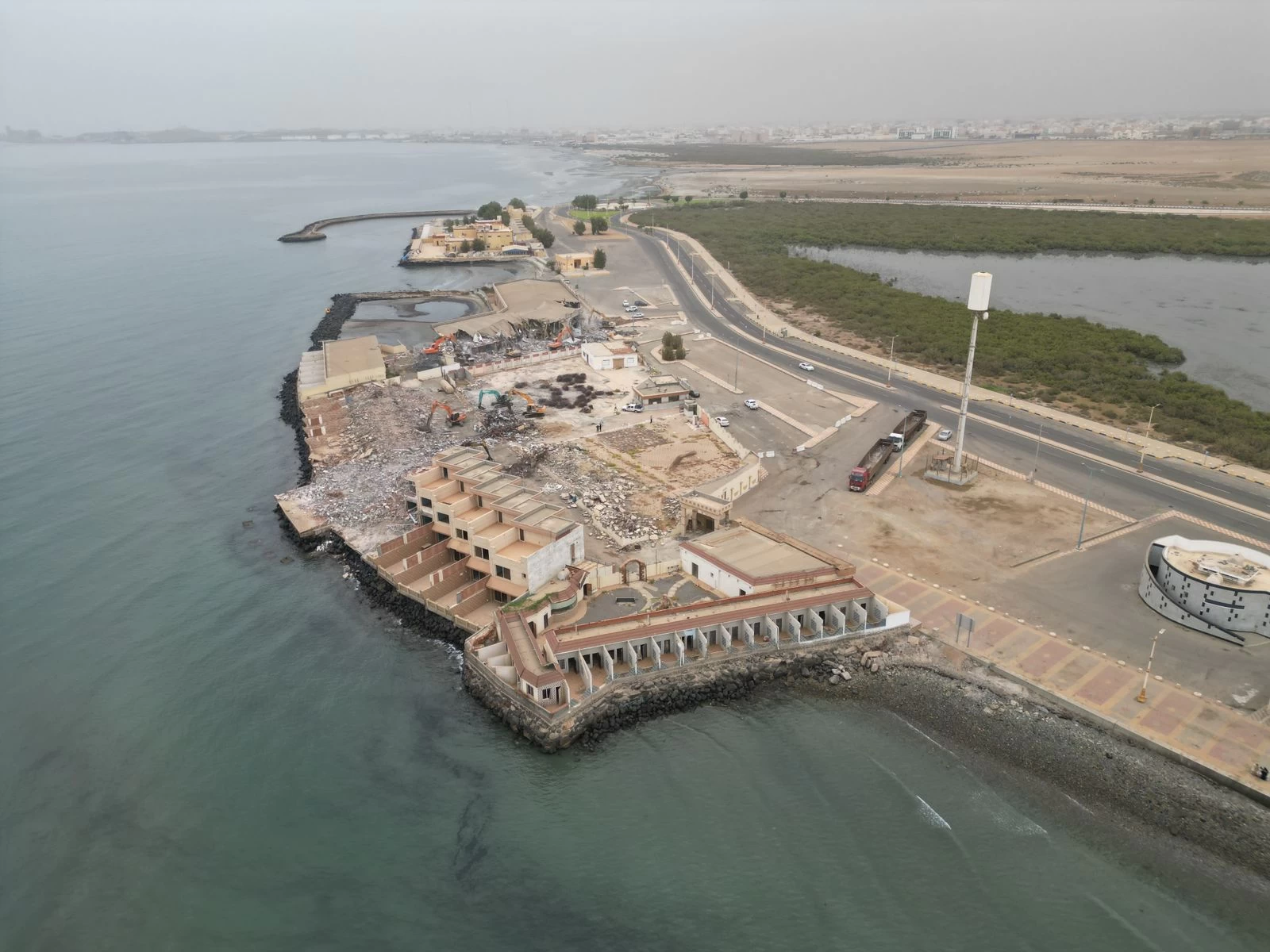 أمانة جازان تستعيد وتزيل موقع استثماري من على شاطىء جزيرة المرجان 