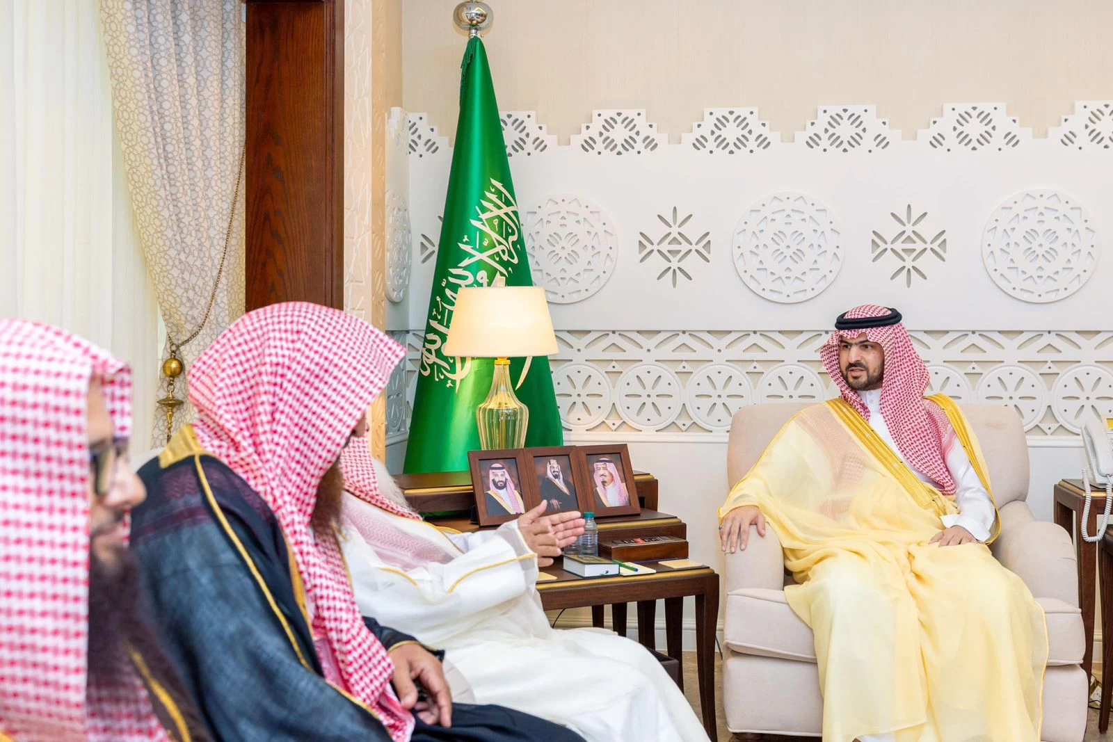 نائب أمير الشرقية يستقبل أعضاء الدورة الشرعية التاسعة عشر بجامع عتبة بن غزوان