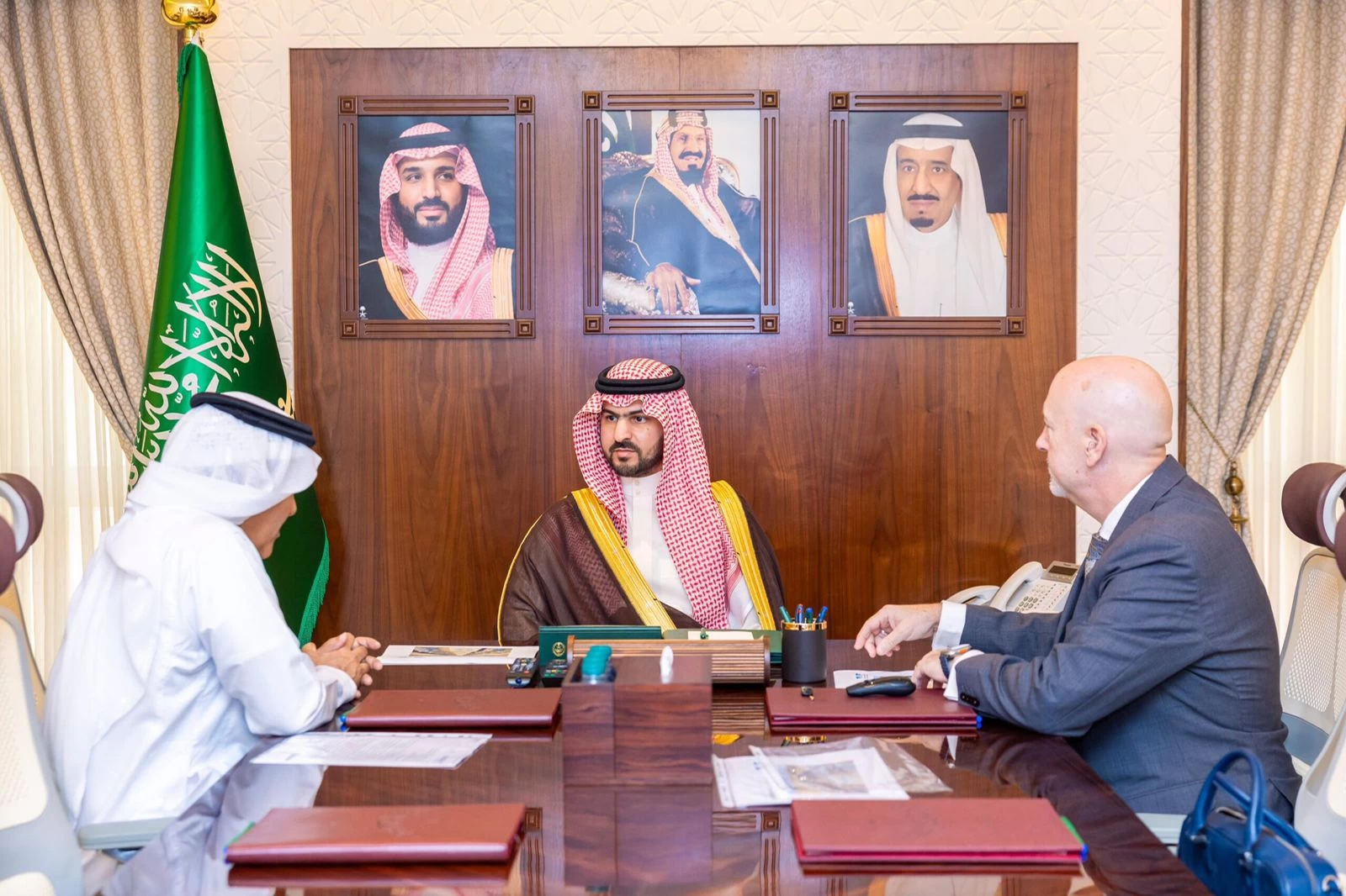 نائب أمير الشرقية يستقبل رئيس مجلس إدارة أكاديمية أكسفورد السعودية للطيران