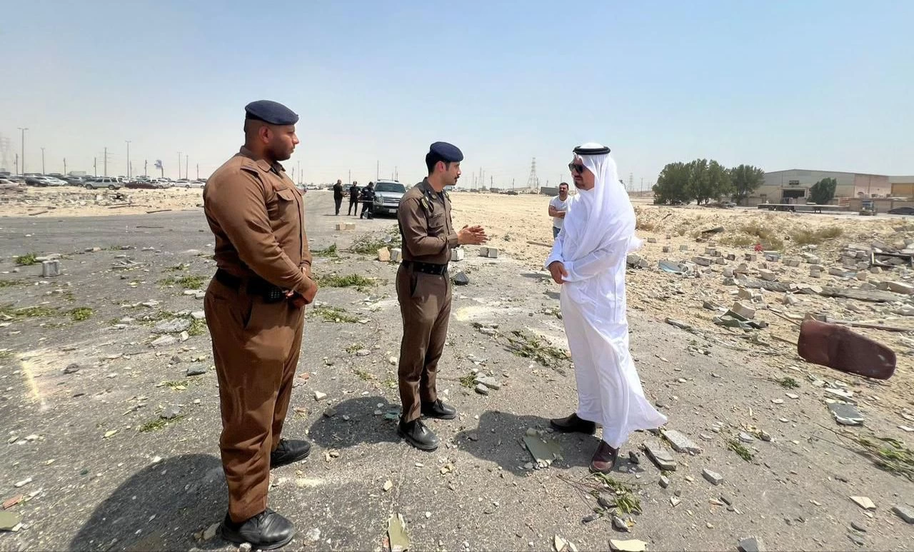 محافظ القطيف يقف ميدانيًا على حريق أحد المباني بصناعية الأوجام