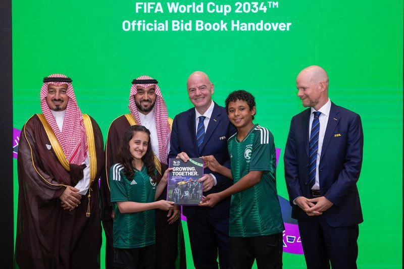 المملكة تسلِّم رسميًّا ملف الترشُّح لاستضافة كأس العالم 2034
