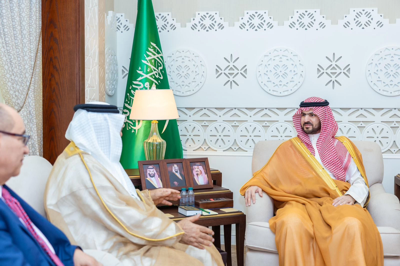 نائب الشرقية يستقبل رئيس مجلس أمناء الجامعة الاهلية بمملكة البحرين