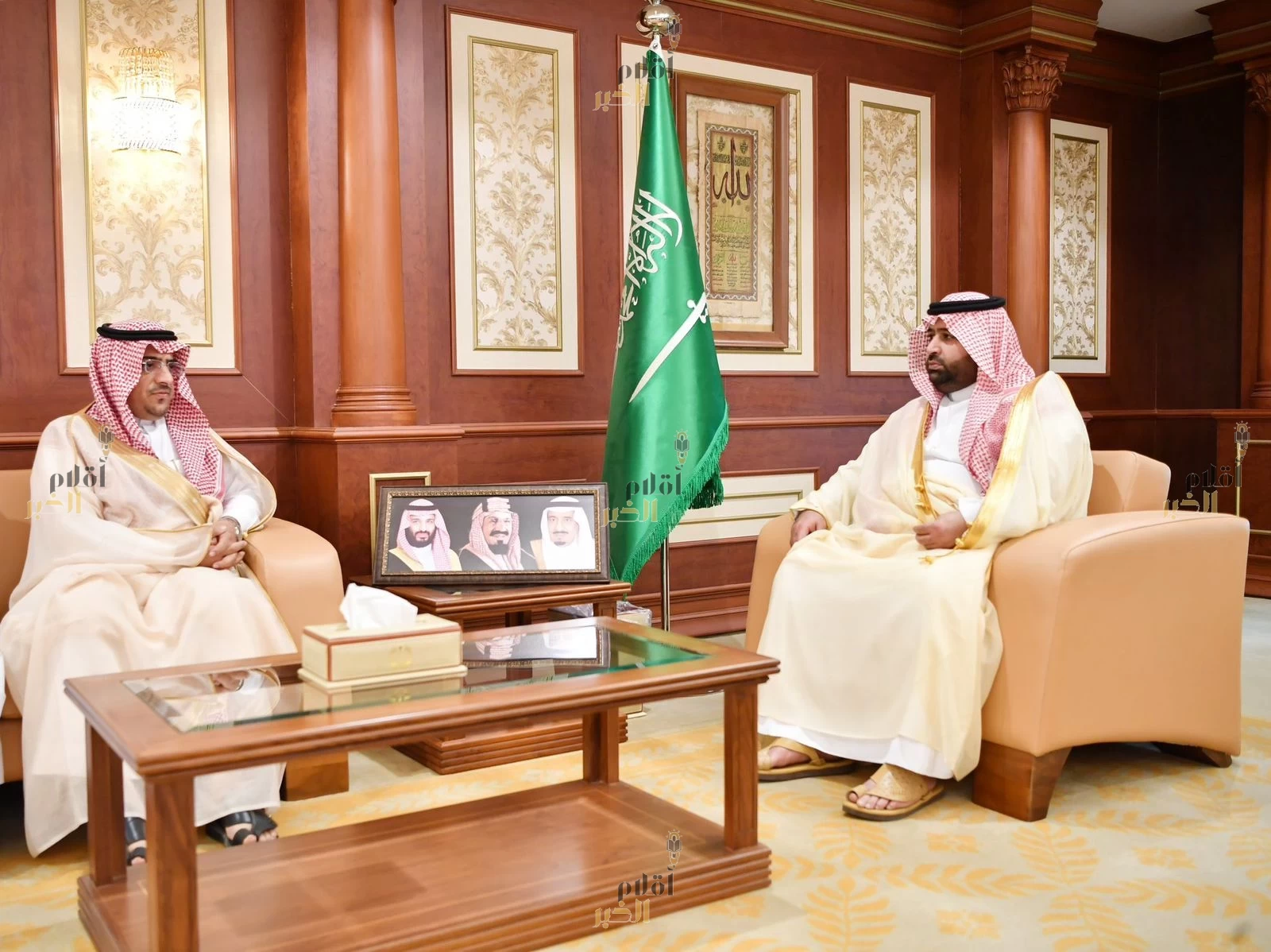 نائب أمير جازان يتسلم التقرير السنوي للمهرجانات الزراعية ويكرم عدداً من النحالين