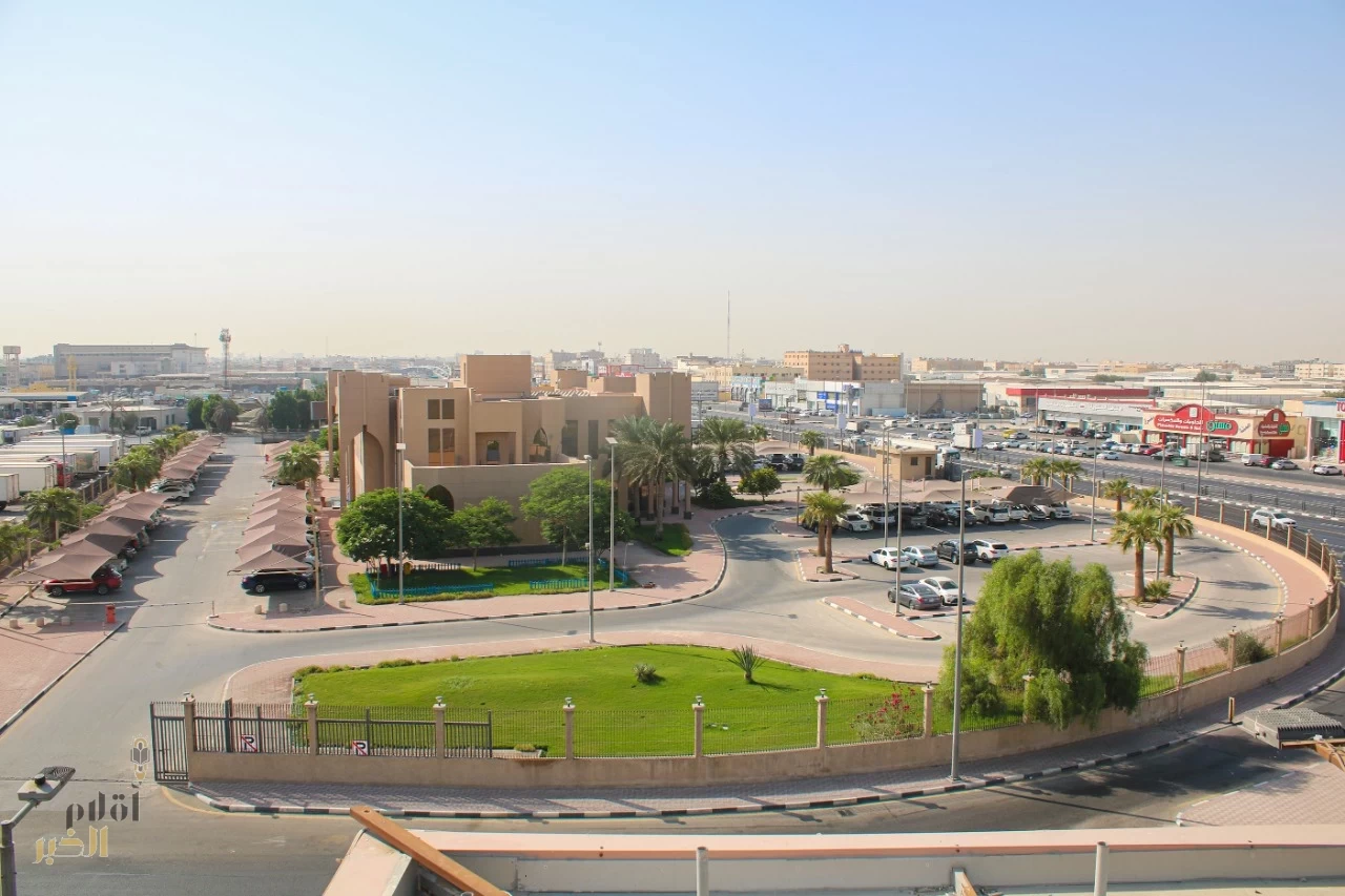 أمانة الشرقية تبدأ بإزالة أسوار مبنى بلدية الدمام الواقع على طريق الأمير نايف بن عبد العزيز