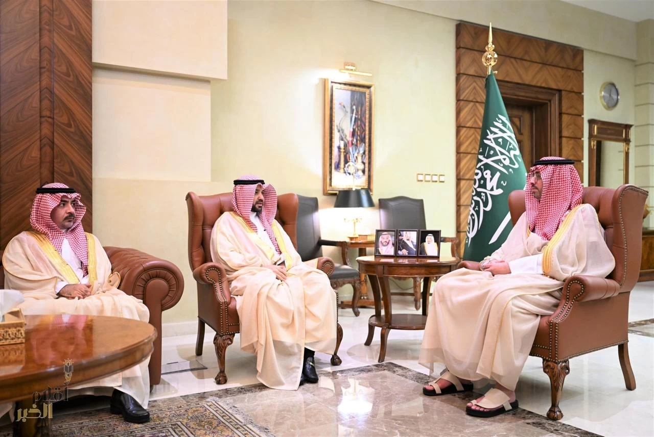 مُحَافظَ جدة يَستقْبِل نائب رئيس مُؤَسسَة البريد السعودي لِلْمبيعات 