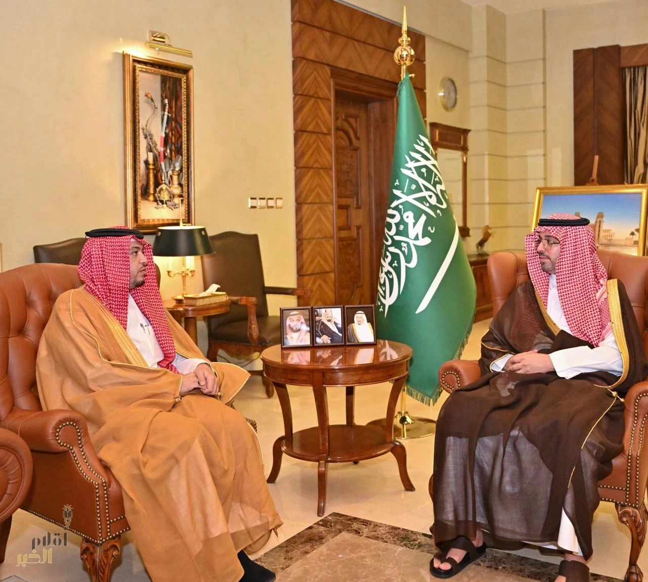 الأمير سعود بن جلوي يَستقْبِل رئيس قِيادة المجاهدين باِلمُحَافظَة 