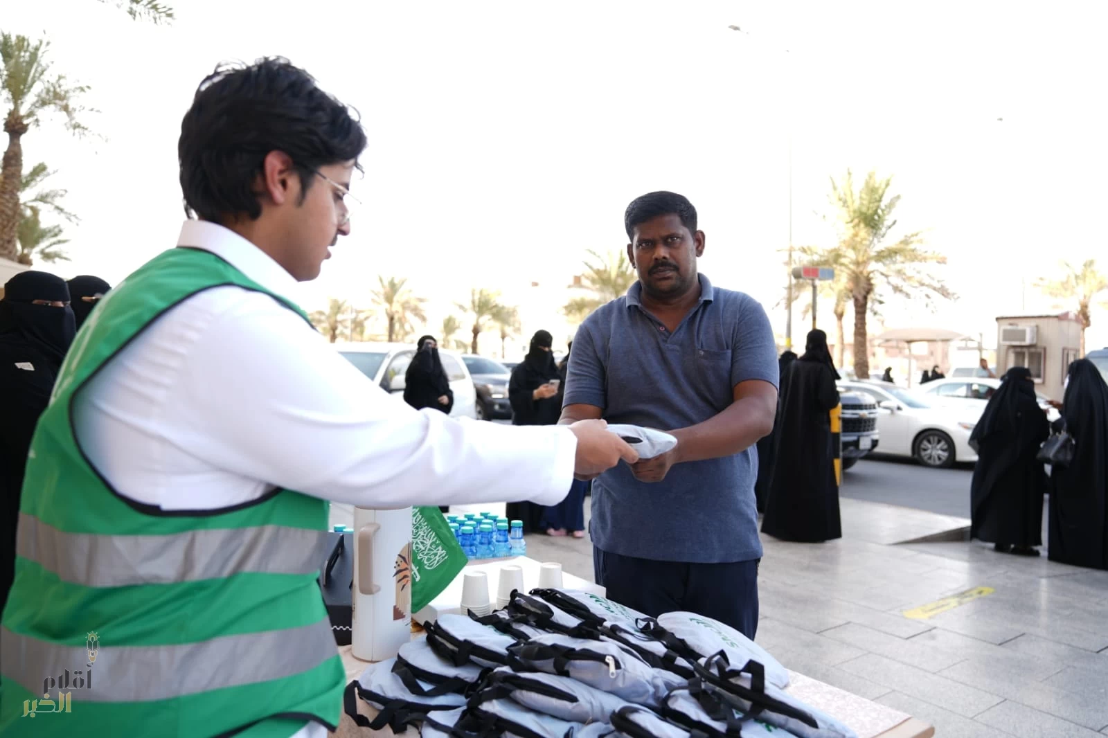 إنسان توزع 700 مظلة شمسية في عدد من مرافق الرياض 