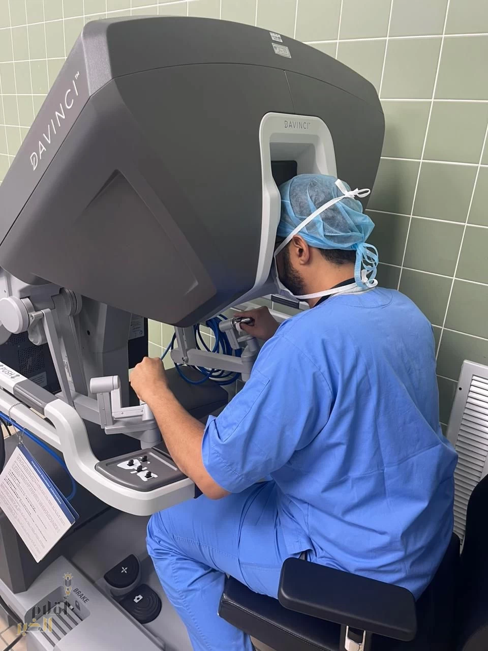 فريق طبي سعودي يستأصل الغدة الدرقية بالروبوت الجراحي في عملية هي الأولى من نوعها في المنطقة بمستشفى الملك فهد الجامعي بالخبر