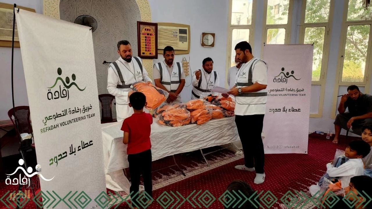 فريق رفادة التطوعي بمكة يقوم بتوزيع أكثر من (150) حقيبة مدرسيّة ضمْن مبادرة (العودة للمدارس) 