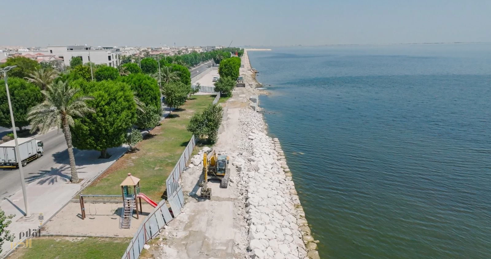 بلدية القطيف تواصل أعمال صيانة ورفع كفاءة الطرق بعدد من الأحياء وتطوير الواجهة البحرية بسيهات