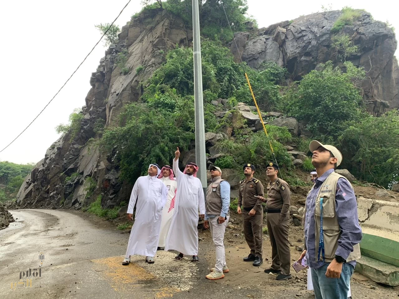 المساحة الجيولوجية ترافق محافظ فيفاء في جولة ميدانية لتفقد مواقع الانهيارات
