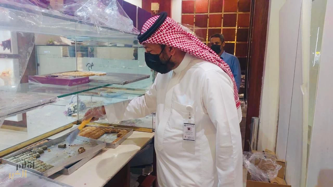 أمانة الشرقية: جولات رقابية على المنشآت الغذائية والتجارية بقرية العليا للتأكد من تقيدها بالاشتراطات البلدية