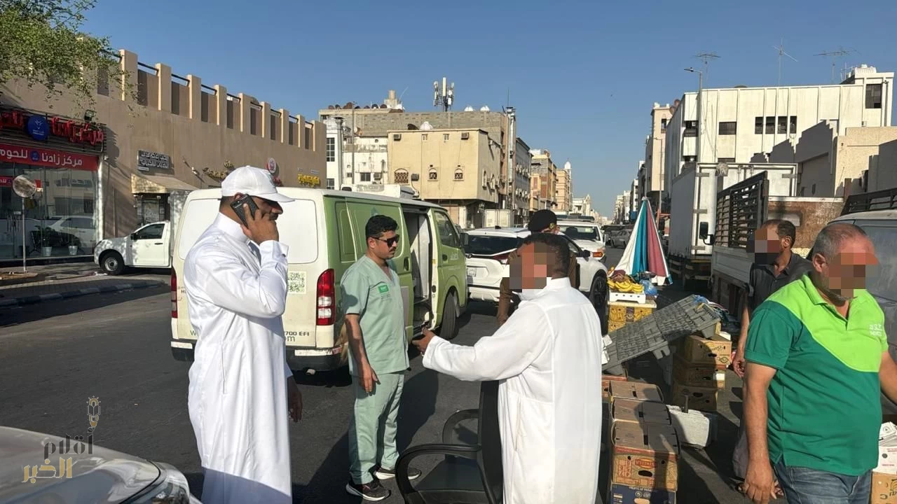 حملة مشتركة تسفر عن رفع أطنان خضار وفواكه من الباعة الجائلين المخالفين بحي القزاز والمنطقة المركزية ( سيكو) بالدمام