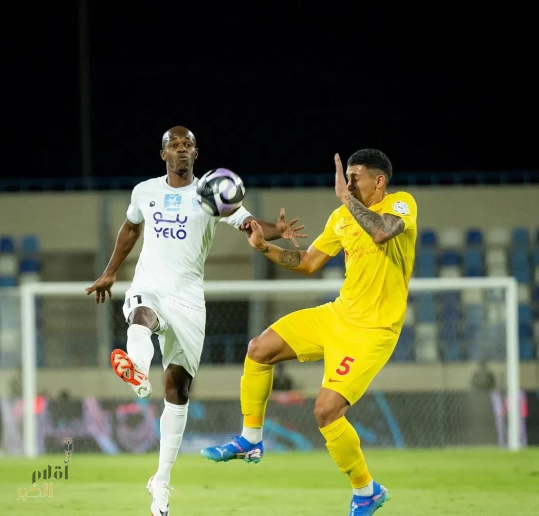 الأخدود والقادسية .. تعادل سلبي وبطاقات حمراء 