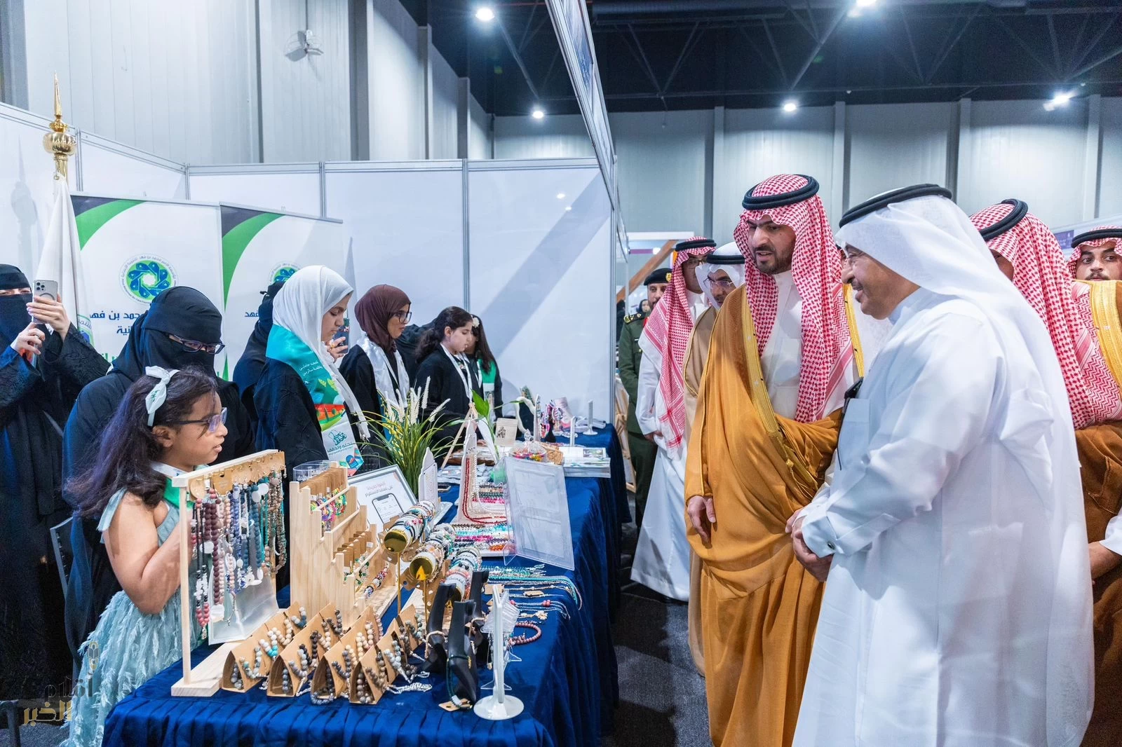مؤسسة الأمير محمد بن فهد للتنمية الإنسانية تشارك في معرض الحرف والأعمال اليدوية