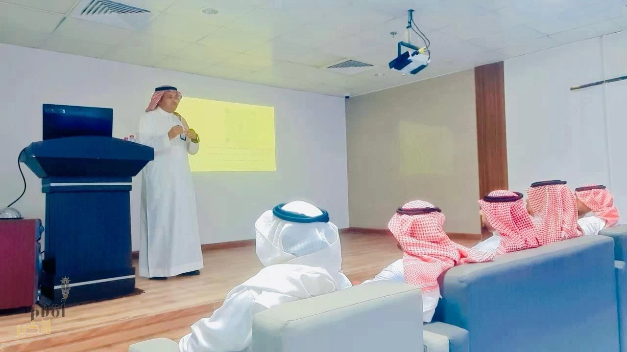 دورة تدريبية عن المعايير الأساسية في المنشآت الصحية بمستشفى الحرث