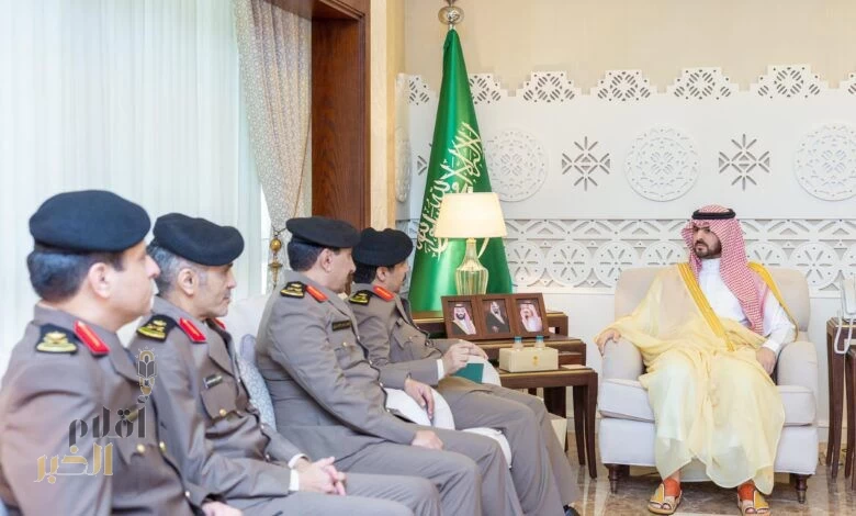 نائب أمير الشرقية يلتقي مدير شرطة المنطقة الشرقية وعدد من القيادات الأمنية بالمنطقة