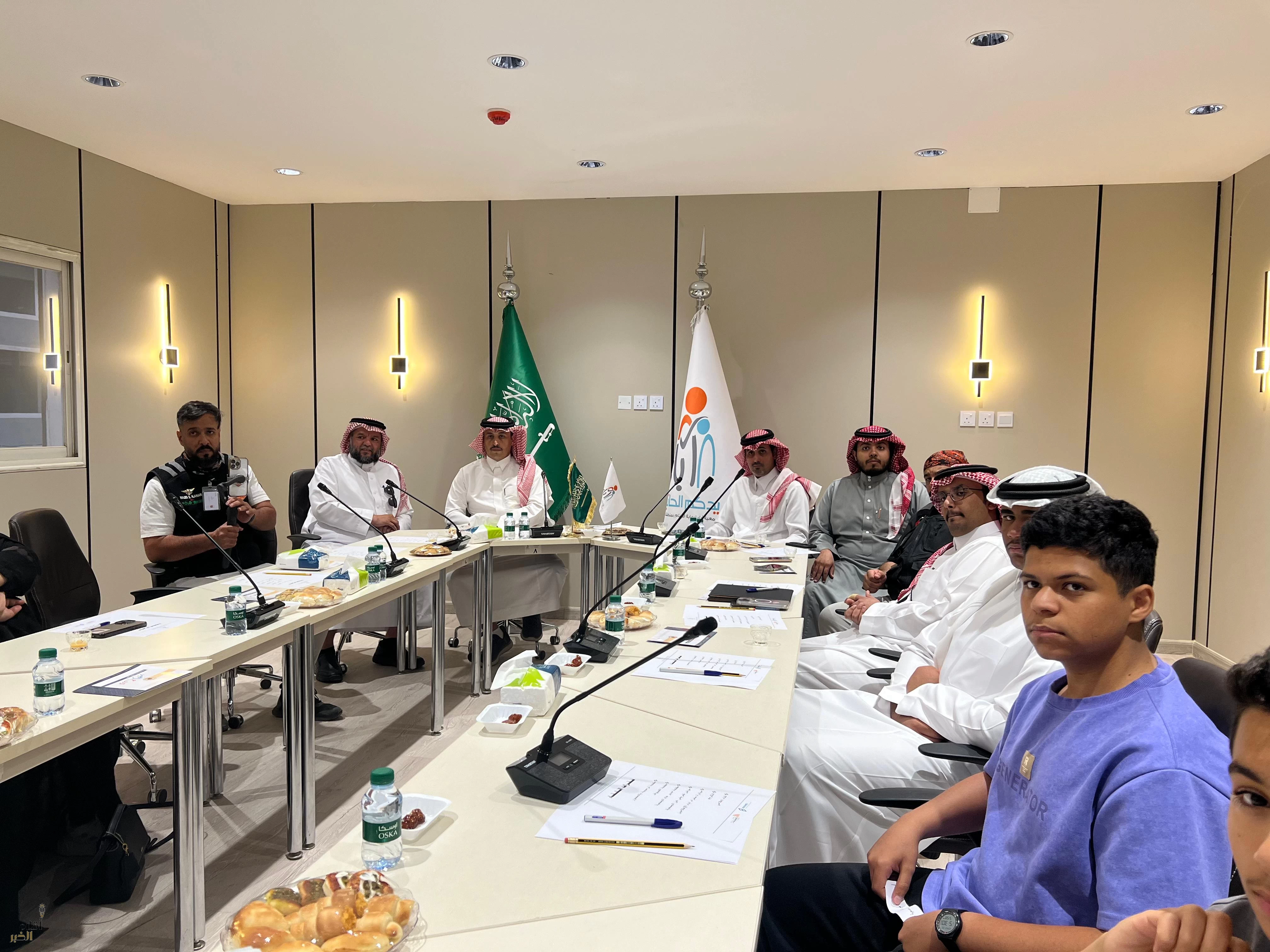فريق من الجمعية السعودية للإعلام والاتصال يزور جمعية أباء لرعاية الآيتام بعسير 