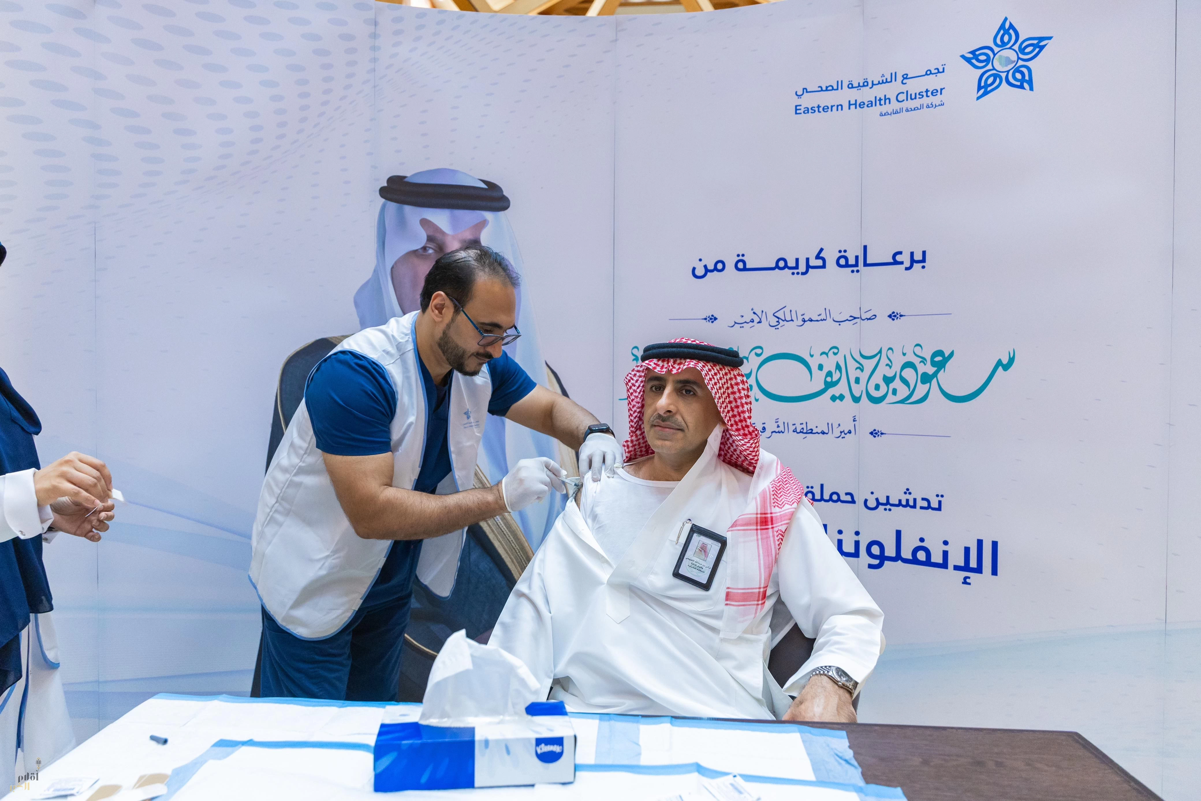 وكيل الإمارة يدشن حملة تطعيم الموظفين ضد الإنفلونزا الموسمية