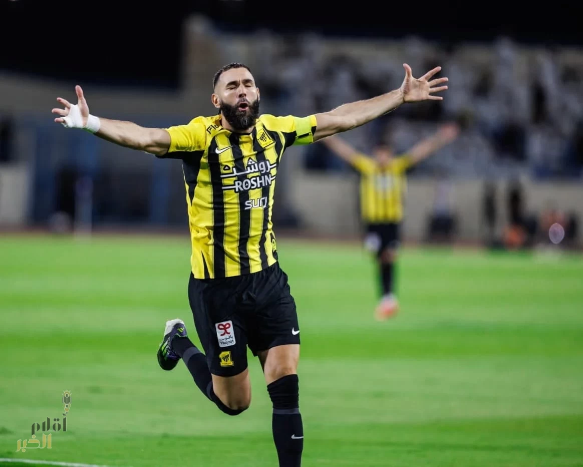 بنزيما وعوار يقودان الاتحاد لفوز صعب على الأخدود