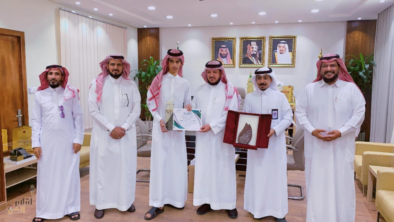 تعليم الطائف يكرم طالب حصل على ميداليتين فضية وبرونزية في أولمبياد ابن سيناء 