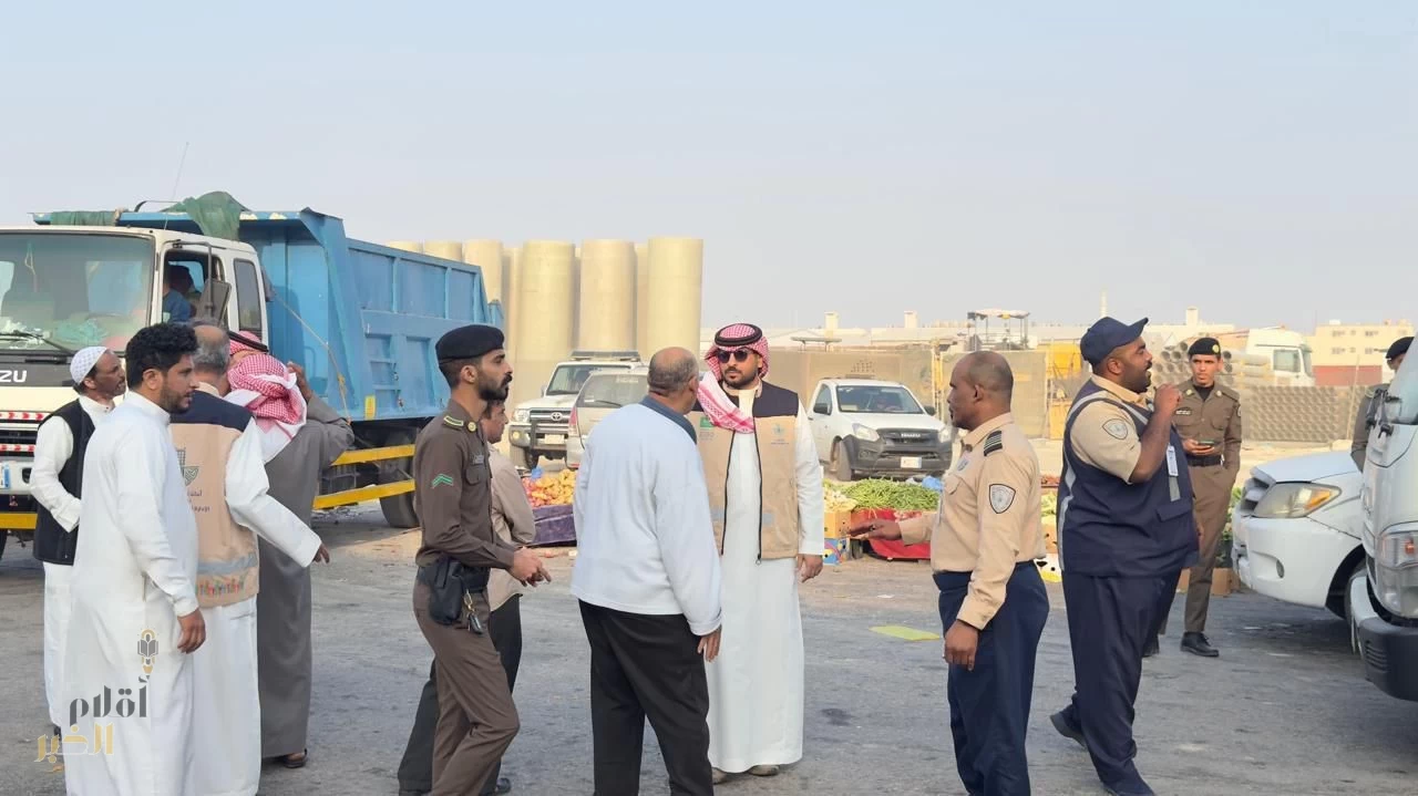 حملة أمانة الشرقية على الباعة المخالفين في صناعية دله وحي المنار بالدمام تسفر عن ضبط 150 طن من المتروكات