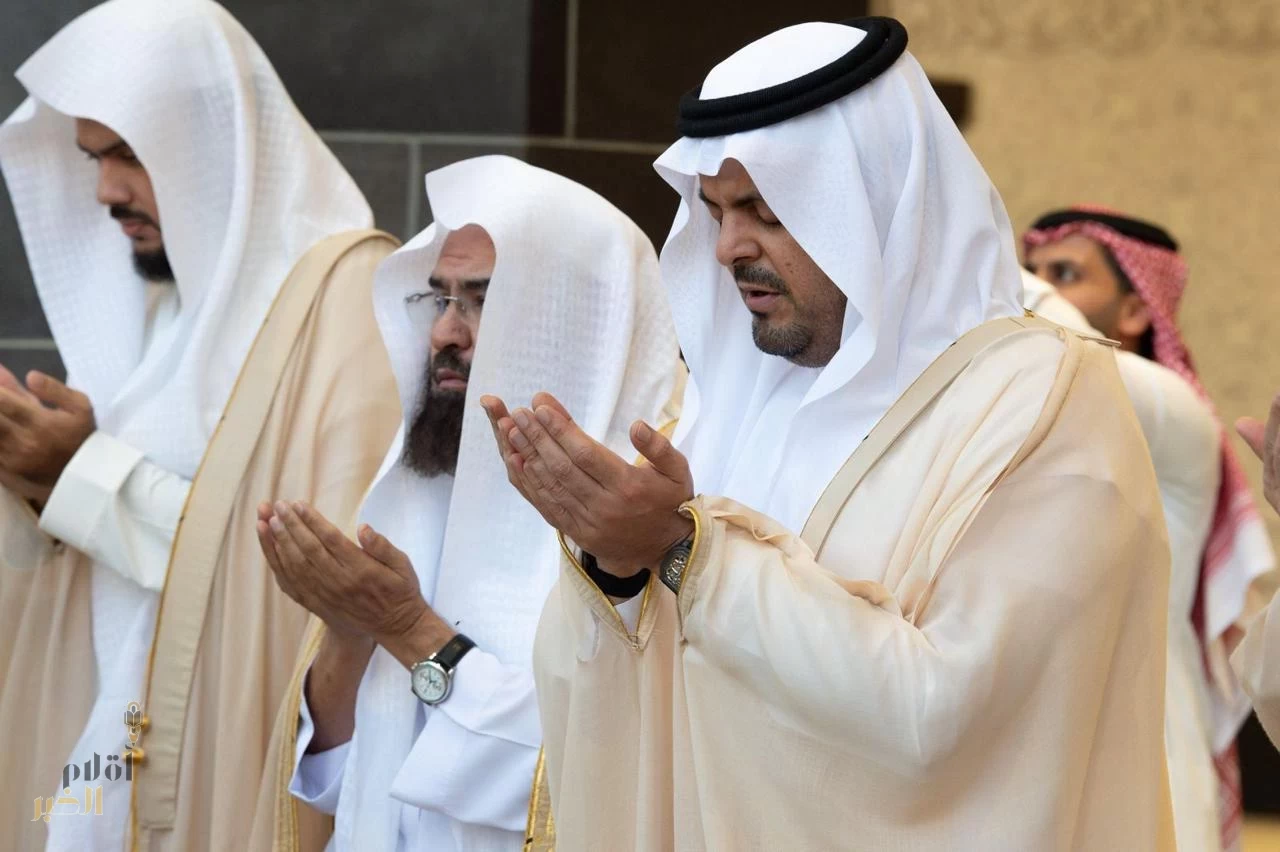 نائب أمير منطقة مكة المكرمة يؤدي صلاة الاستسقاء - والشيخ المعيقلي يؤم المصلين بالمسجد الحرام