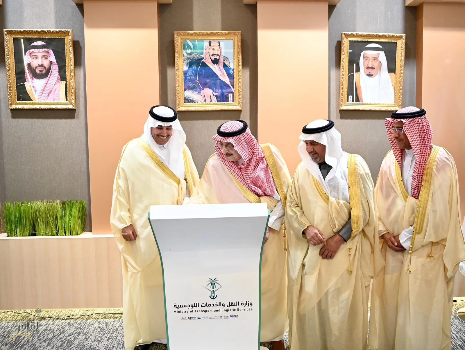 سمو أمير منطقة جازان يدشن بحضور وزير النقل 9 مشروعات للطرق بالمنطقة بتكلفة 807 مليون ريال