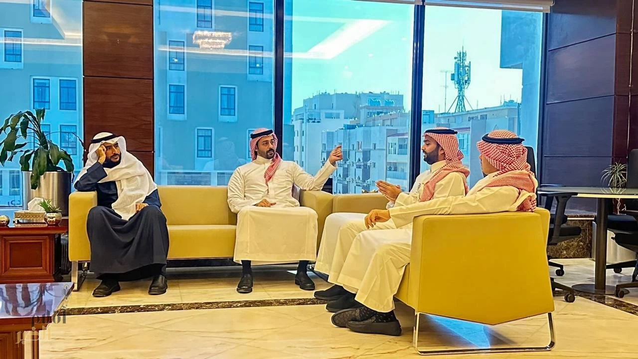 مدير عام فرع وزارة الموارد البشريّة يستقبل مدير صندوق الموارد البشريّة (هدَّف) بالمنطقة