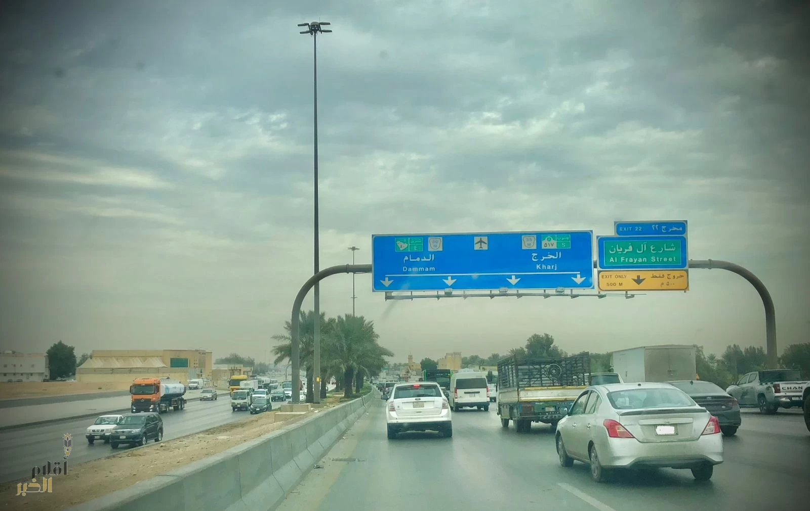 انسيابية الحركة المرورية في الرياض أثناء الأمطار تعكس نجاح إدارة المرور في التنظيم