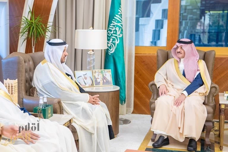 أمير الشرقية يتسلم التقرير السنوي لجامعة حفر الباطن