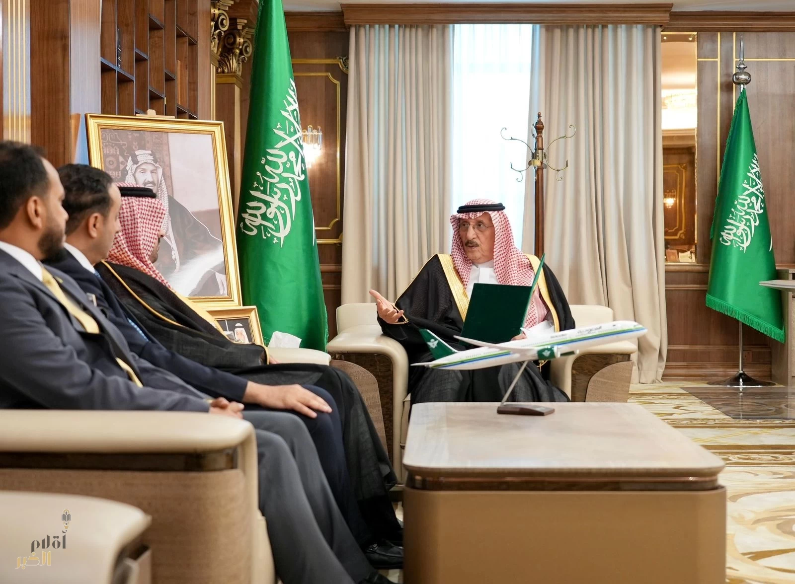 أمير جازان يتسلّم التقرير السنوي للخطوط السعودية ويشيد بجهودها في تطوير خدمات النقل الجوي