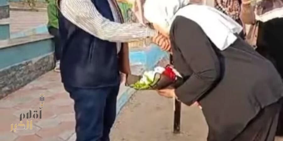 في مصر : قبلة في الطابور الصباحي .. تنتهي بالتحقيق مع معلمة وزوجها