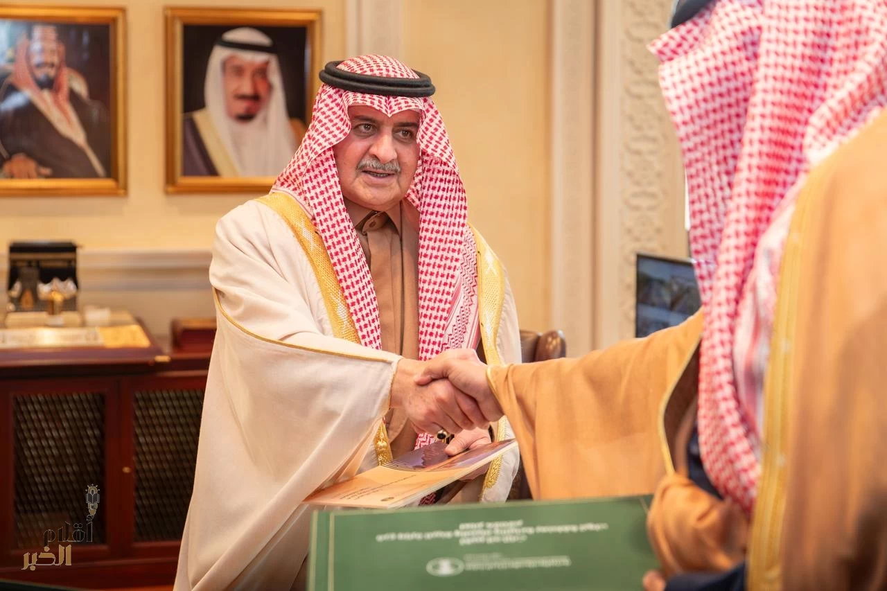 أمير تبوك يتسلّم التقرير السنوي لأعمال فرع وزارة البيئة والمياه والزراعة بالمنطقة