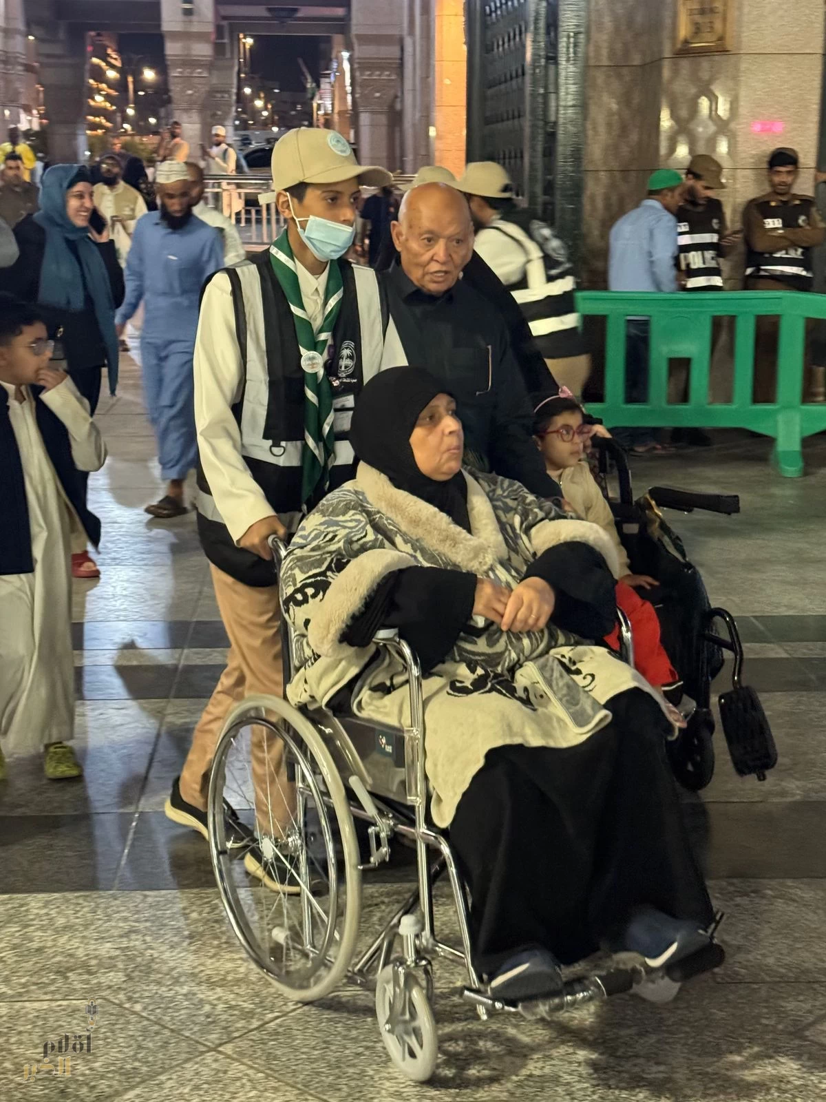 الكشافة في المسجد النبوي.. أيادٍ بيضاء في خدمة الزوار