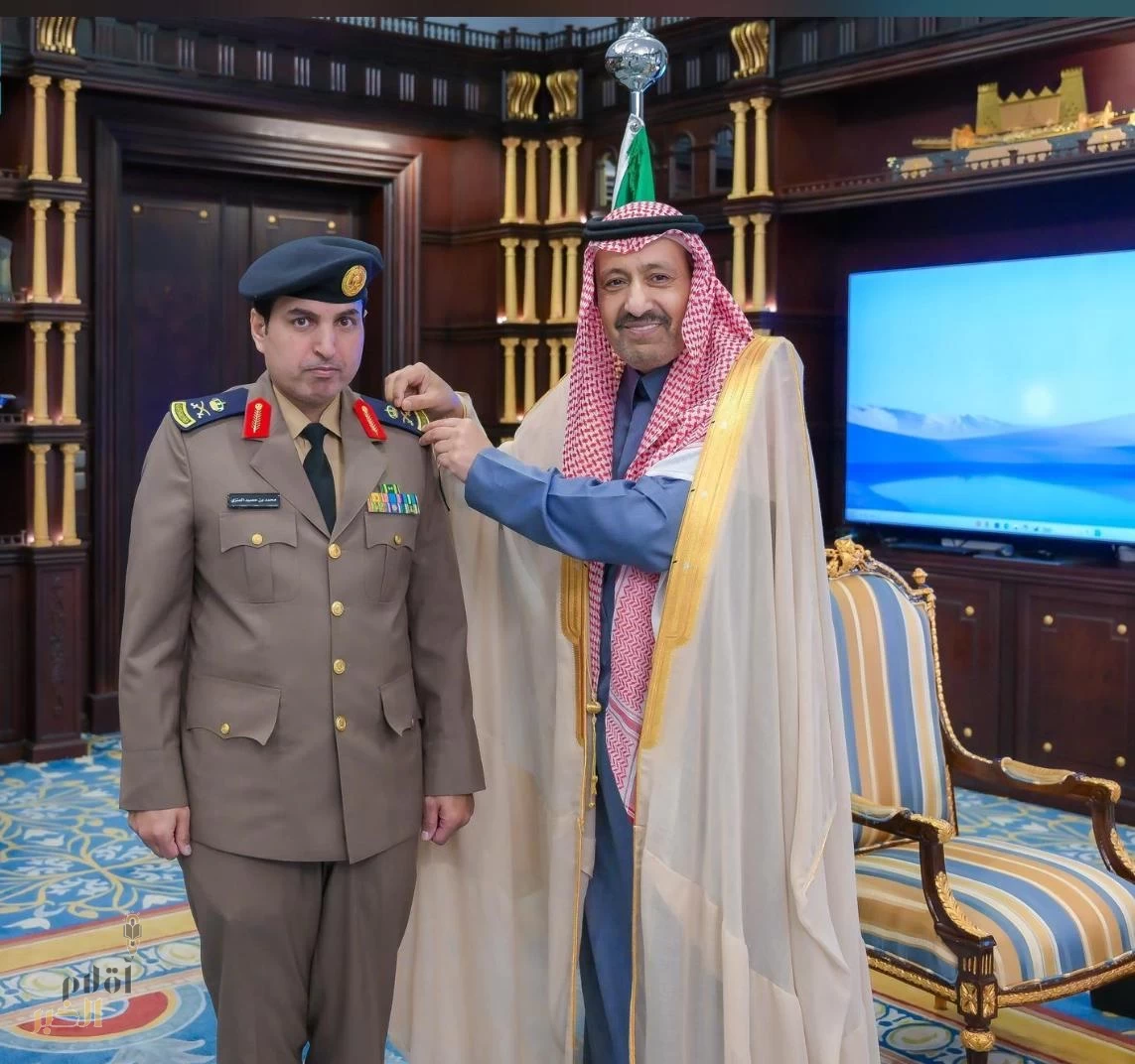 الأمير حسام بن سعود يقلّد مدير الدفاع المدني بالباحة رتبته الجديدة