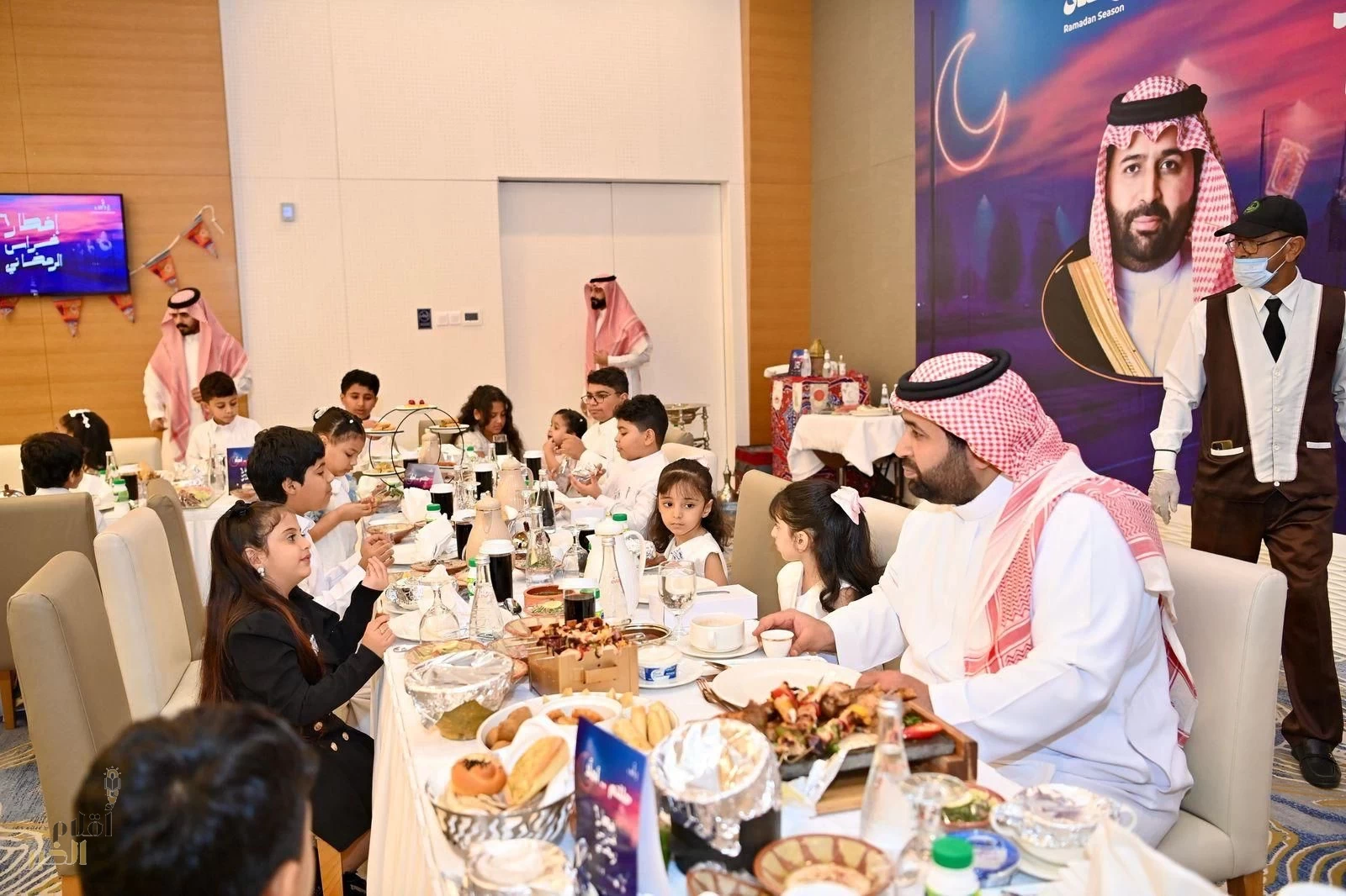 سمو نائب أمير منطقة جازان يشارك أبناءه الأيتام الإفطار الرمضاني